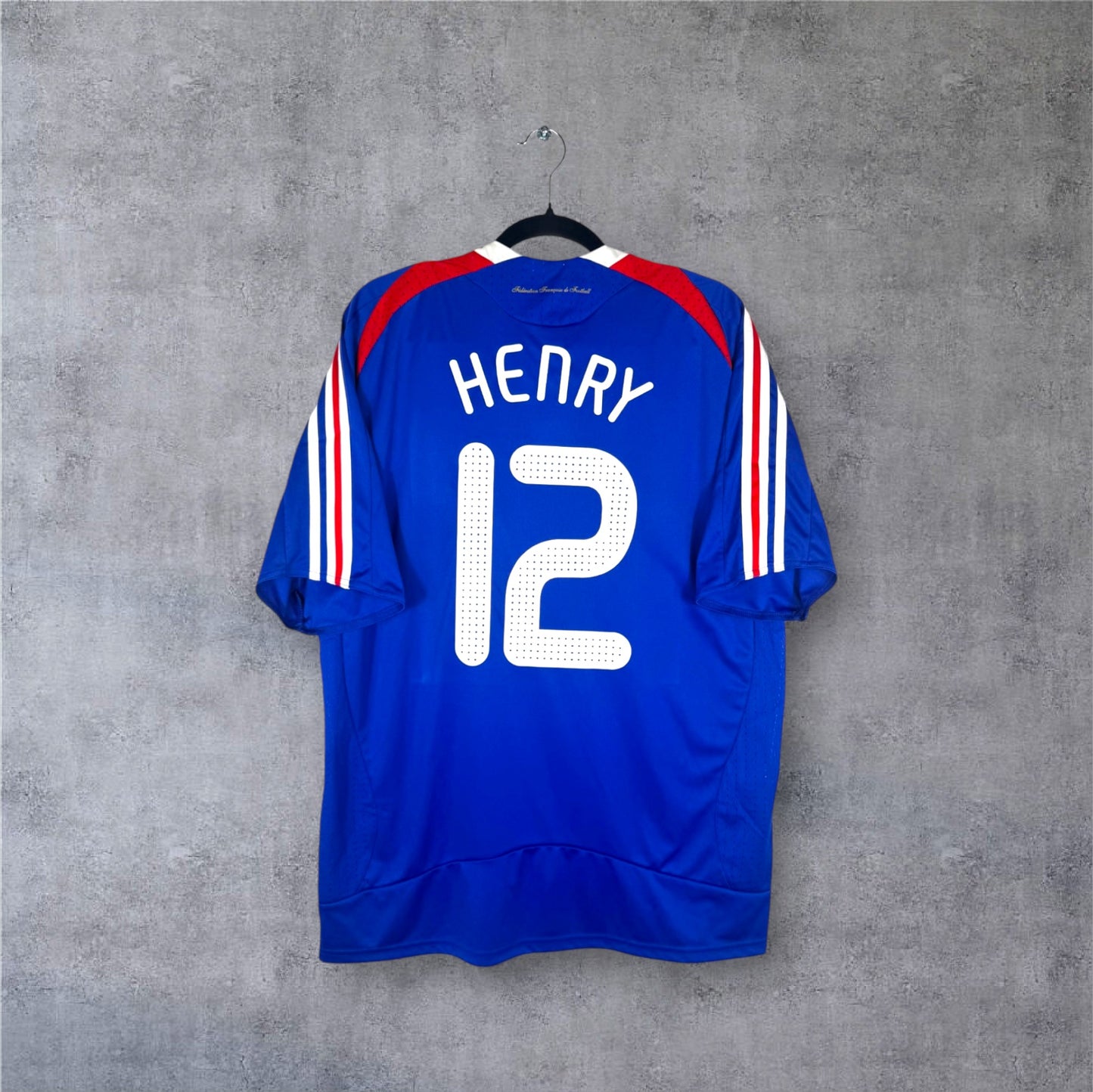Flocage officiel HENRY numéro 12 au dos du maillot équipe de France 2008 avec bande rouge.