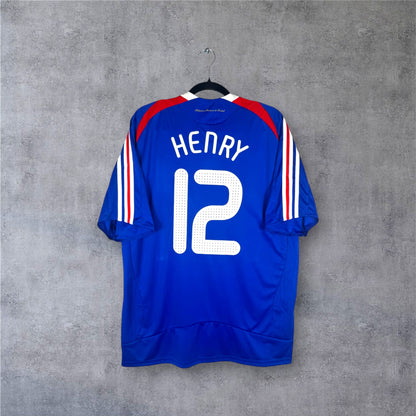 Flocage officiel HENRY numéro 12 au dos du maillot équipe de France 2008 avec bande rouge.