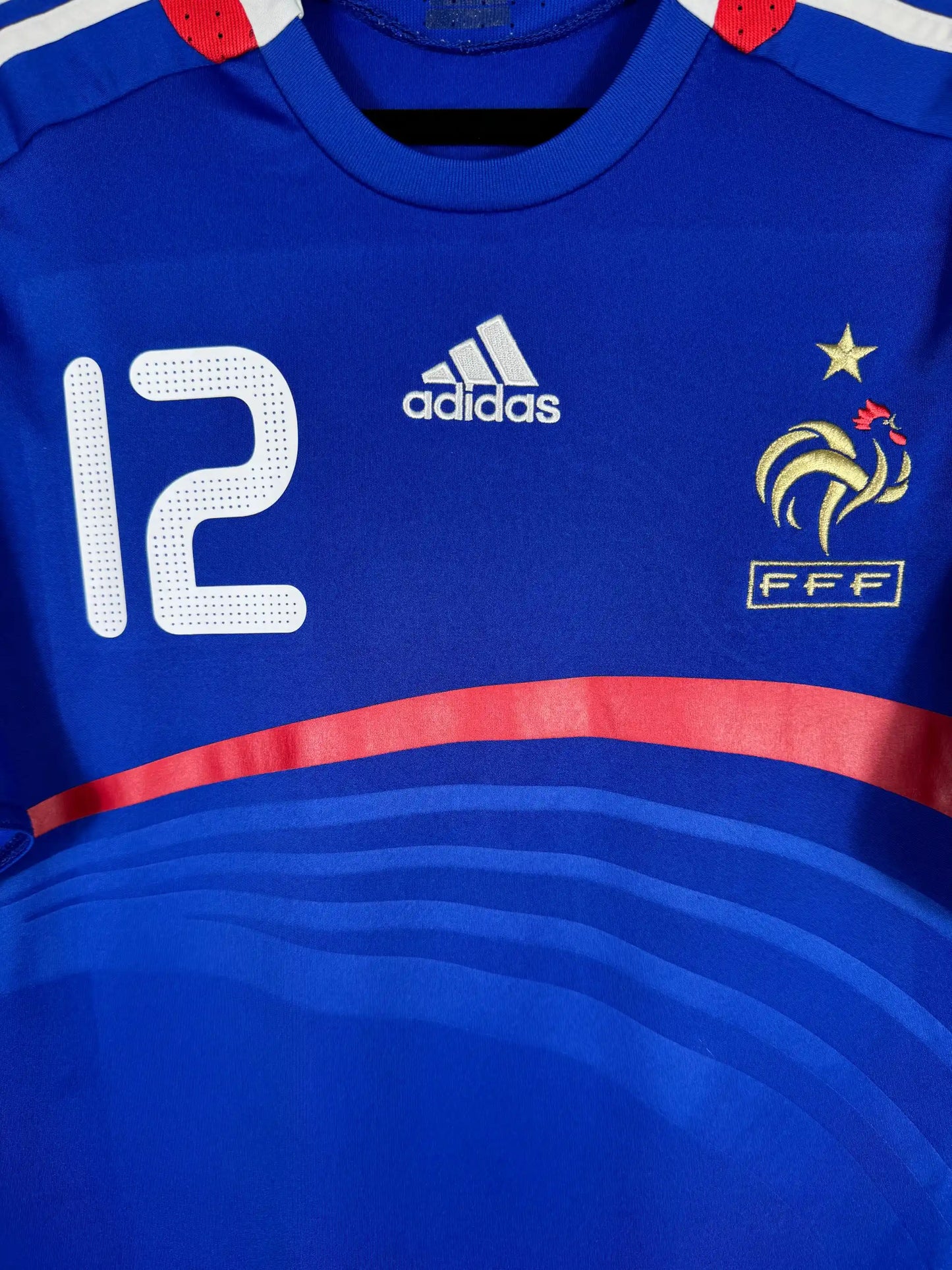 Détail écusson FFF étoile 1998 et logo Adidas sur maillot France domicile Euro 2008 Group of Death