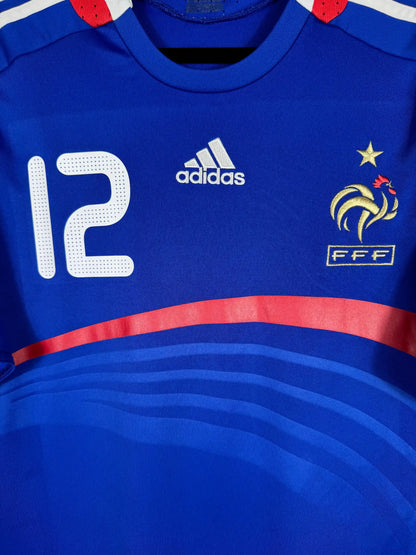 Détail écusson FFF étoile 1998 et logo Adidas sur maillot France domicile Euro 2008 Group of Death