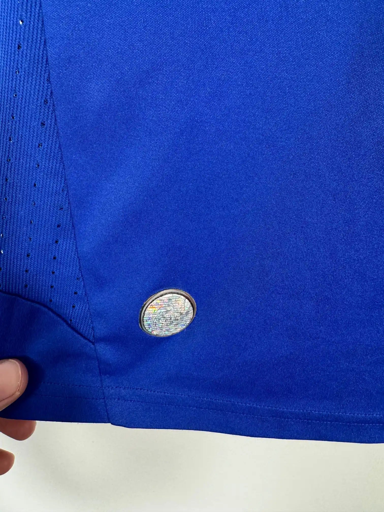 Détail défaut transparent : étiquette Adidas en bas du maillot tombée sur le maillot équipe de France Euro 2008