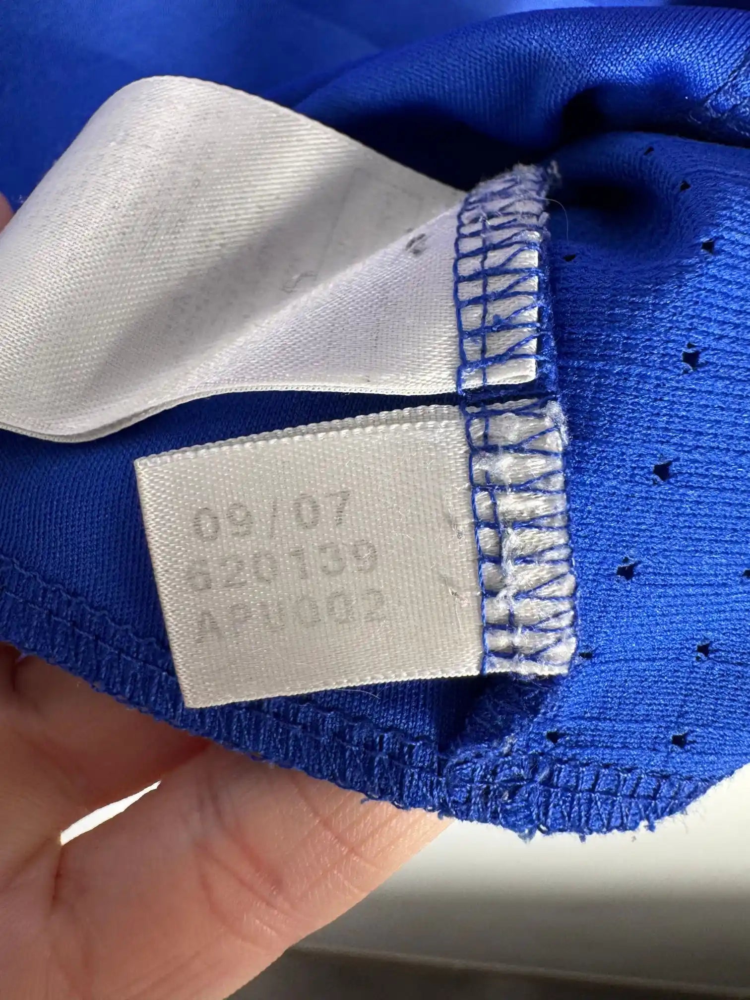 Étiquette intérieure d'authenticité avec code Adidas 620139 prouvant l'originalité du maillot équipe de France home Euro 2008