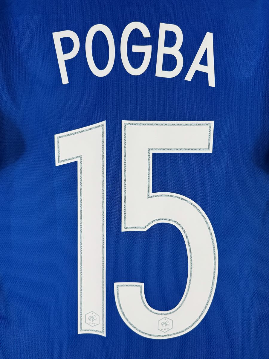 Détail du flocage POGBA N°15 avec les micro-coqs FFF dans les chiffres, maillot France Euro 2016