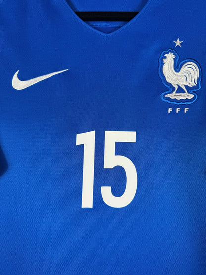 Écusson coq FFF brodé surmonté de l'étoile 1998 et swoosh Nike sur le maillot France Euro 2016