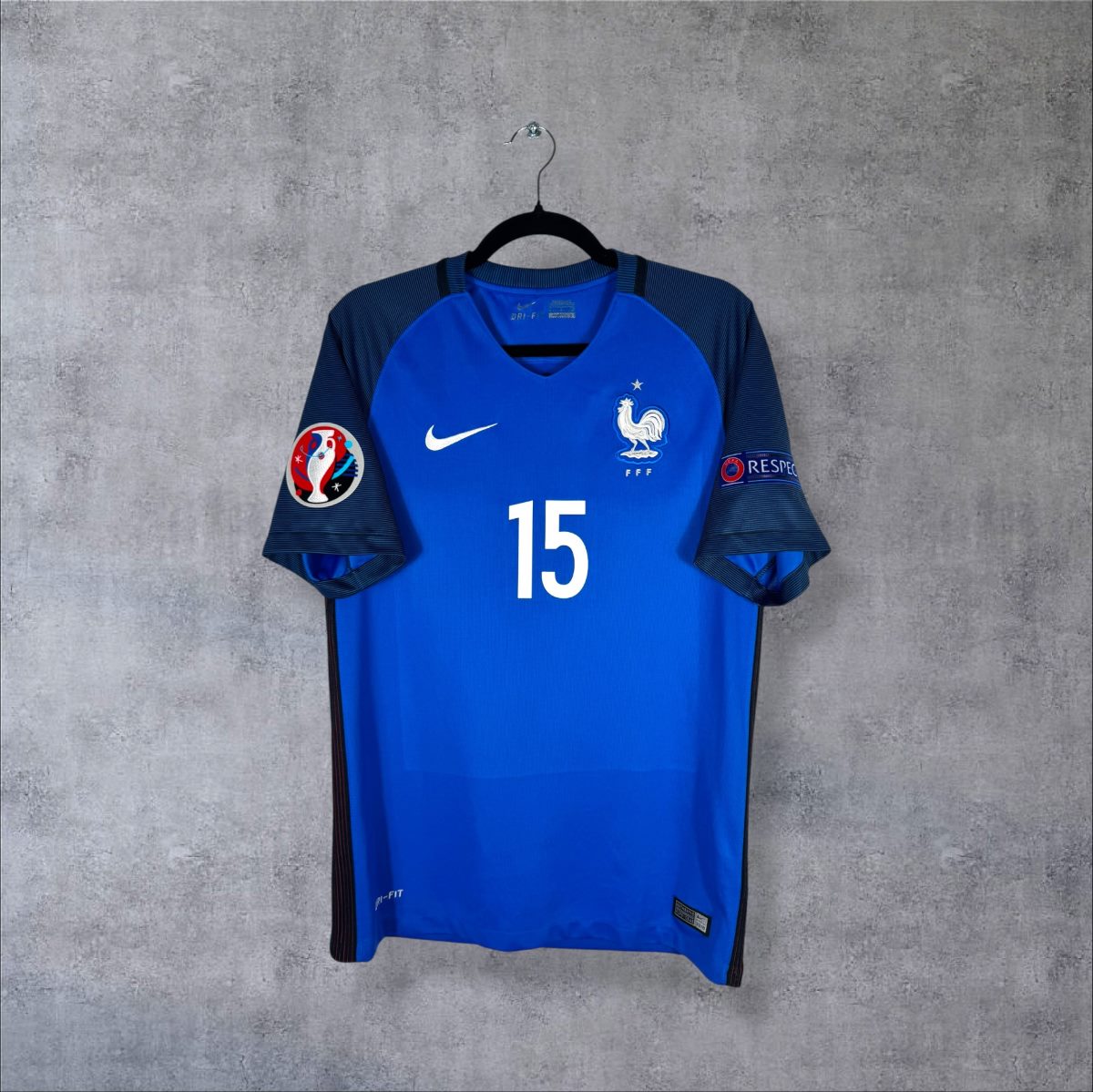 Face du maillot France Euro 2016 domicile Nike bleu, coq FFF brodé et numéro 15 sur la poitrine