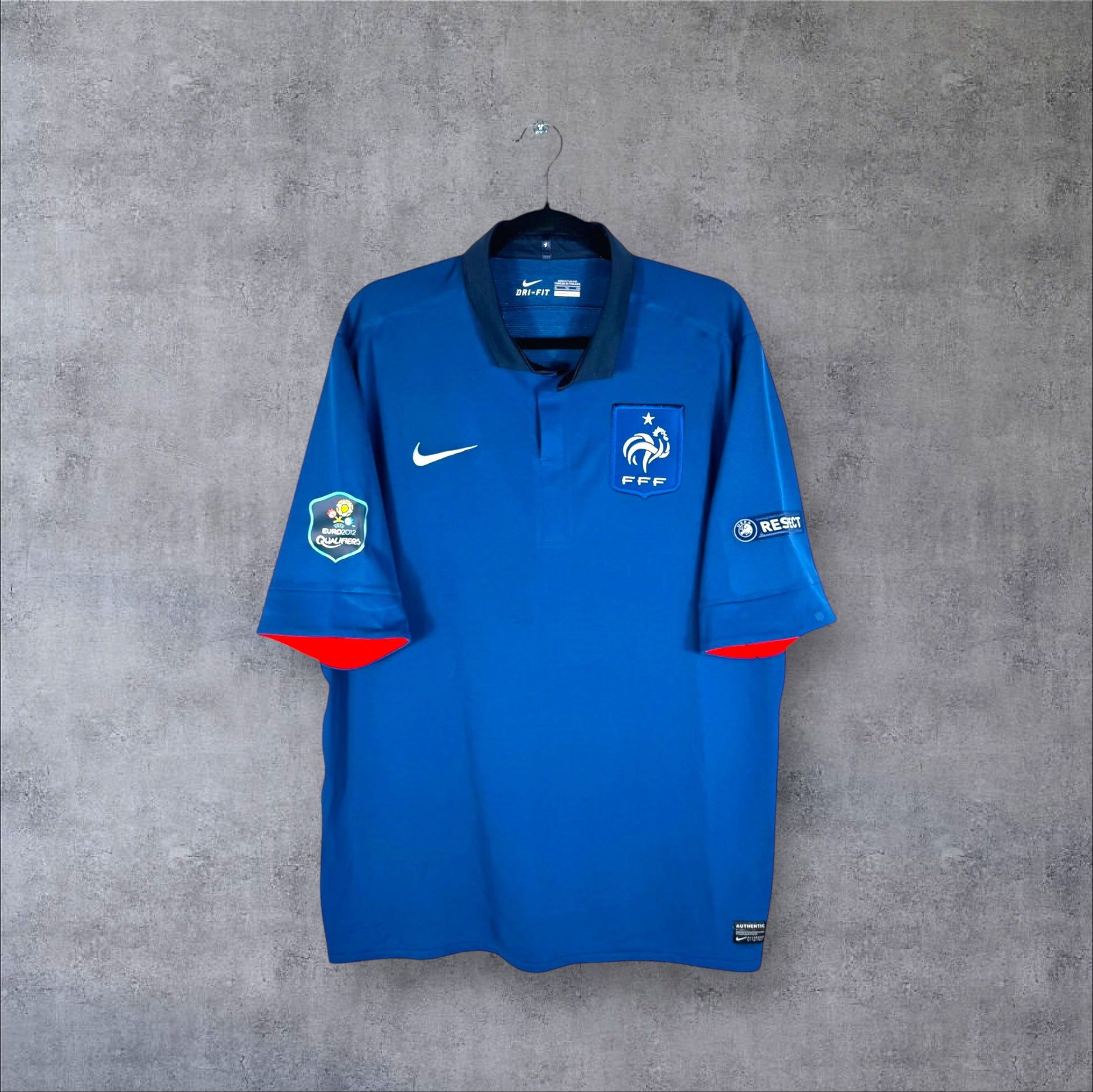 Vue de face du tout premier maillot France Nike Domicile 2011/12 bleu foncé avec col polo boutonné.