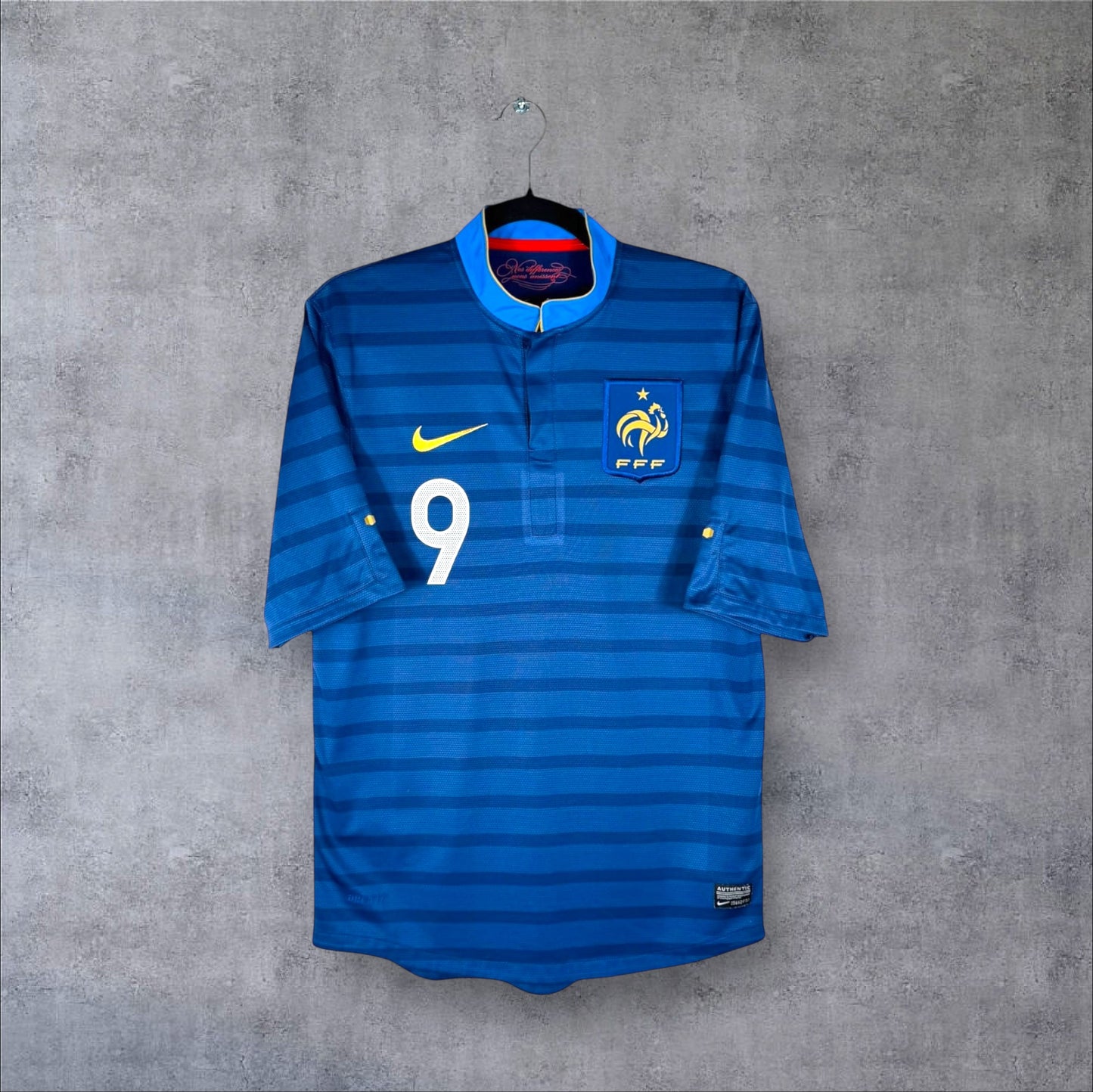 Vue de face du maillot France Domicile 2012 bleu avec rayures horizontales ton sur ton et numéro 9 doré.