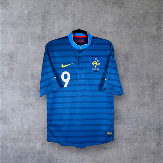 Vue de face du maillot France Domicile 2012 bleu avec rayures horizontales ton sur ton et numéro 9 doré.