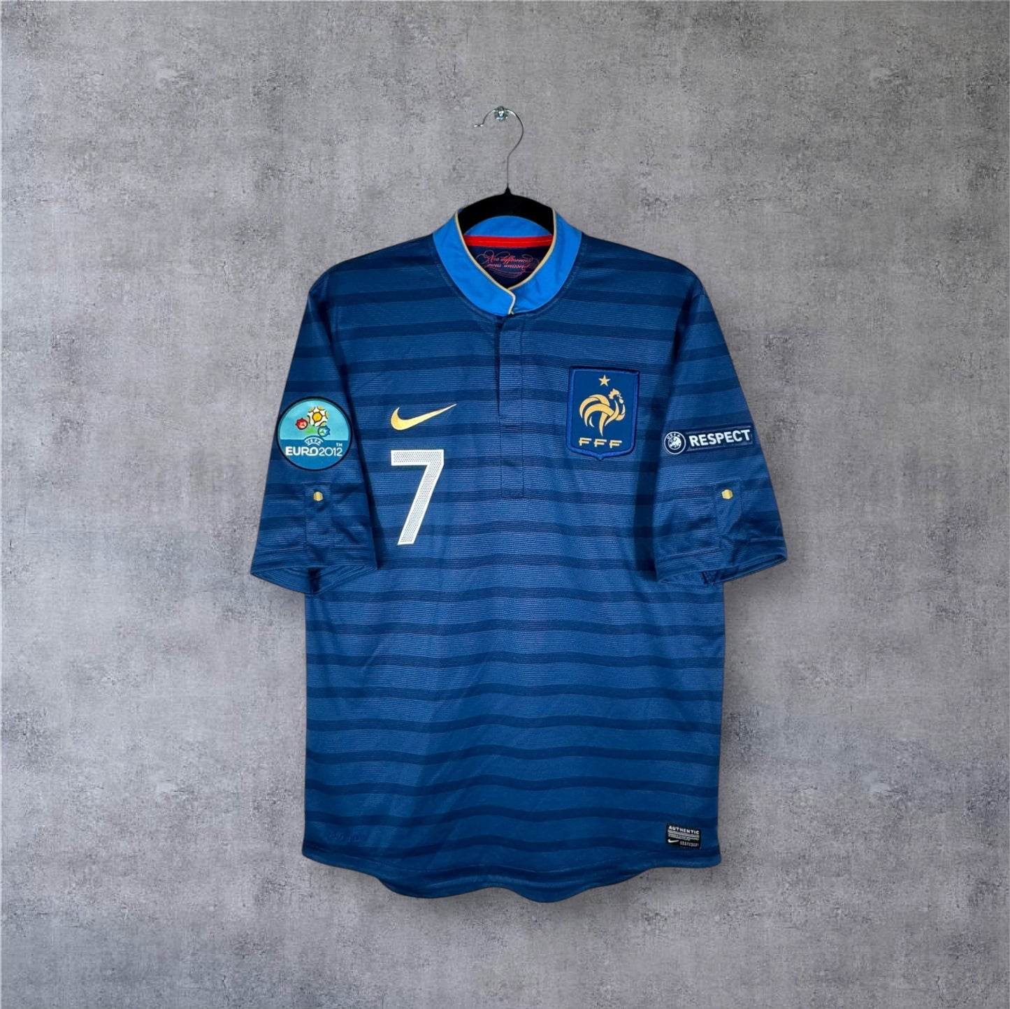 Vue de face du maillot France 2012 bleu marine à rayures horizontales et col boutonné.