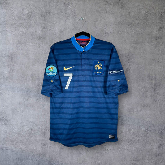 Vue de face du maillot France 2012 bleu marine à rayures horizontales et col boutonné.