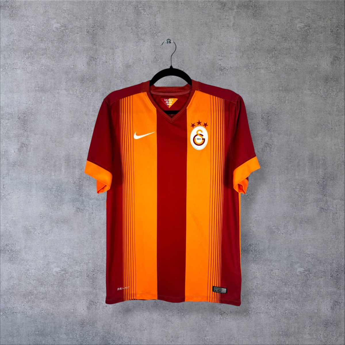 Face du maillot Galatasaray 2014-2015 Nike rayé rouge et orange, poitrine sans sponsor
