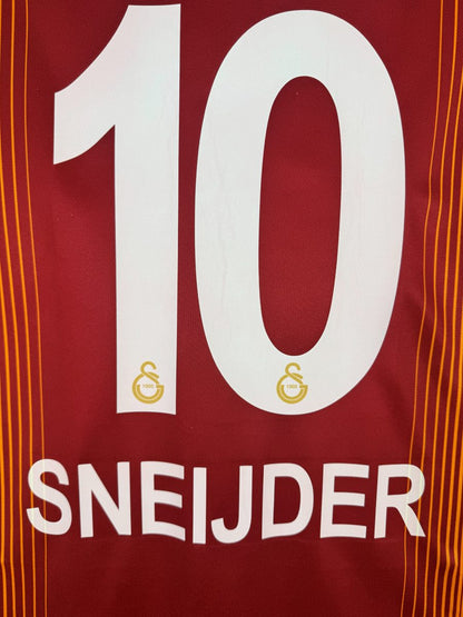 Détail du flocage Sneijder N°10 avec les monogrammes GS 1905 dorés dans les chiffres