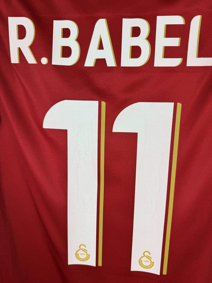 Détail flocage R. Babel 11 blanc et or avec logo du club, maillot Galatasaray 2019-2020