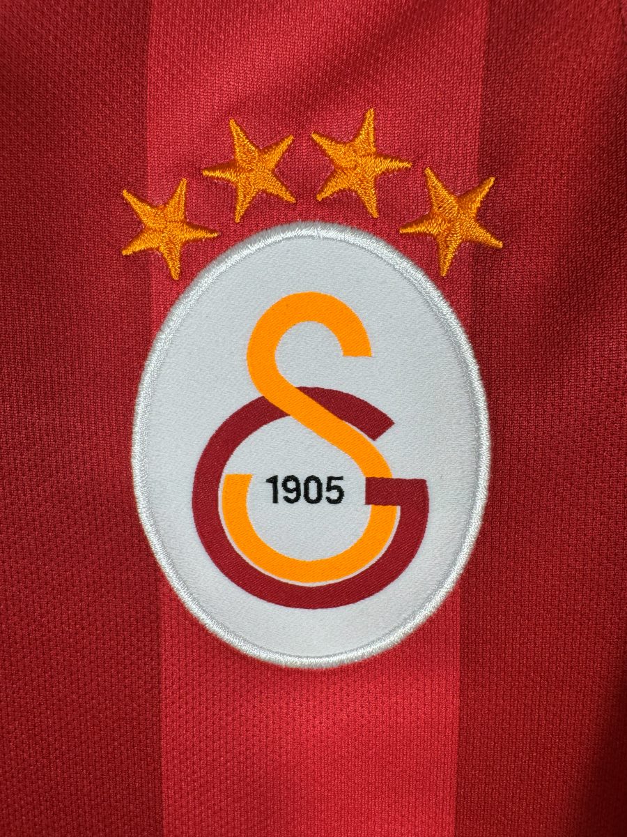 Écusson Galatasaray 1905 et quatre étoiles brodées, maillot domicile 2019-2020