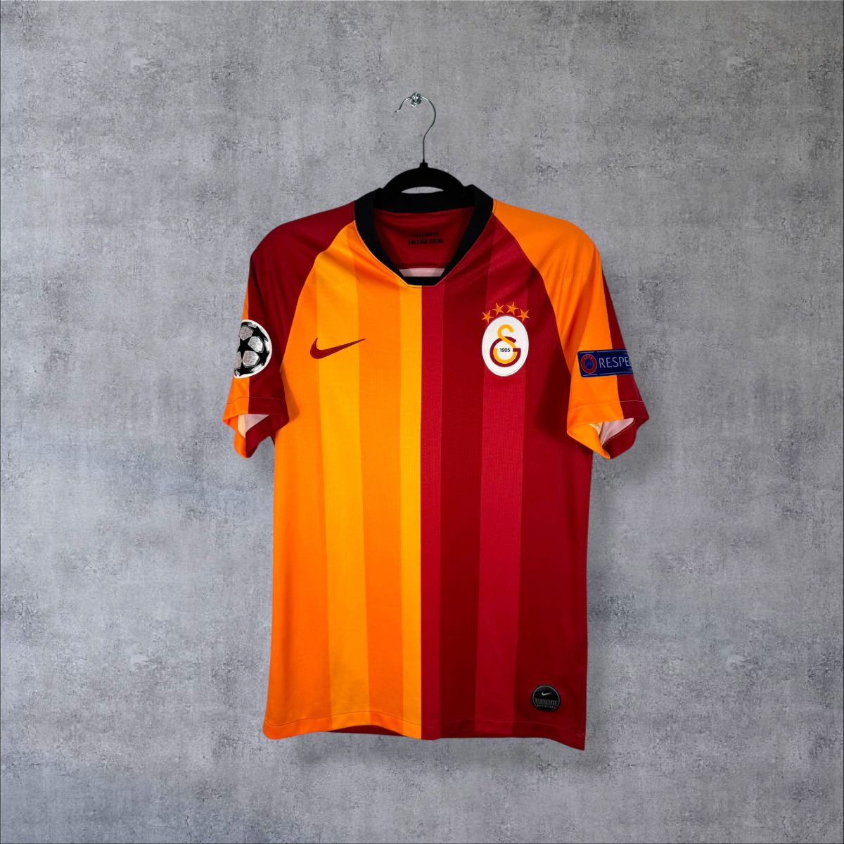 Maillot Galatasaray domicile 2019-2020 Nike de face, moitié jaune-orange et moitié rouge
