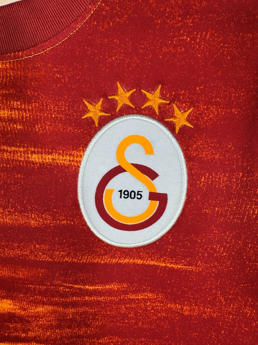 Détail blason Galatasaray 4 étoiles maillot domicile 2020-2021