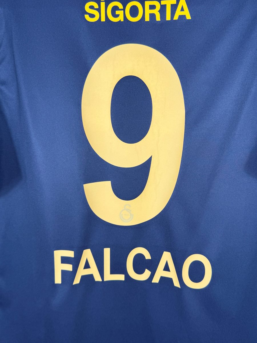 Détail flocage Falcao 9 jaune sous le sponsor Magdeburger Sigorta, maillot Galatasaray 2021-2022