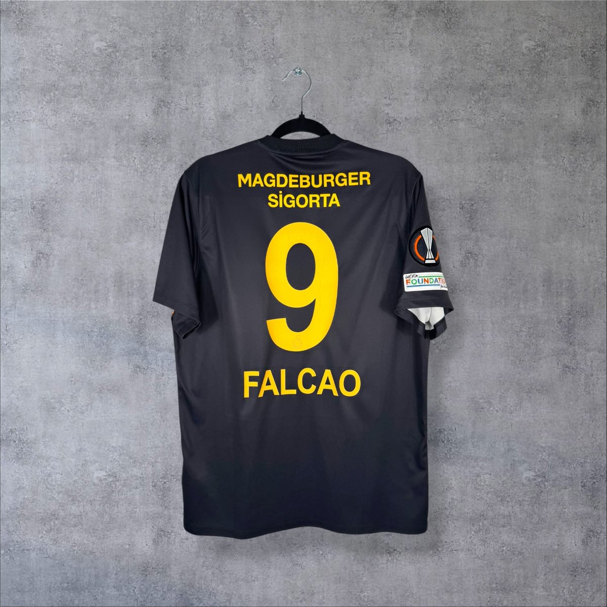 Maillot Galatasaray 2021-2022 extérieur anthracite, dos floqué Falcao 9 et patchs Ligue Europa