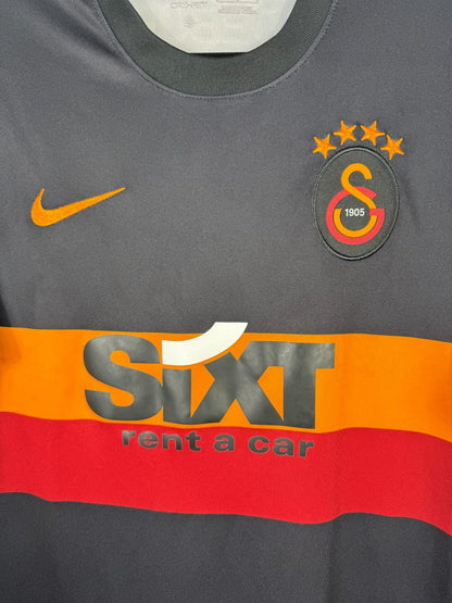 Écusson Galatasaray brodé quatre étoiles et sponsor Sixt, maillot extérieur 2021-2022