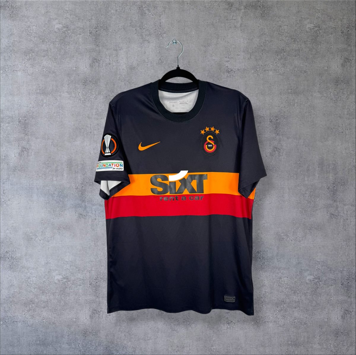 Maillot Galatasaray extérieur 2021-2022 Nike de face, bande jaune-rouge et sponsor Sixt