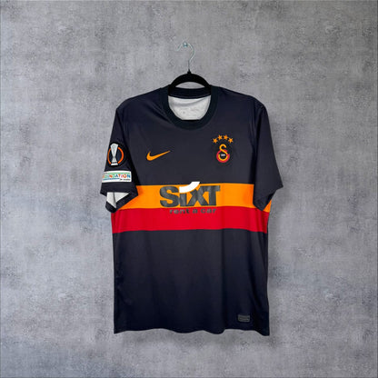 Maillot Galatasaray extérieur 2021-2022 Nike de face, bande jaune-rouge et sponsor Sixt
