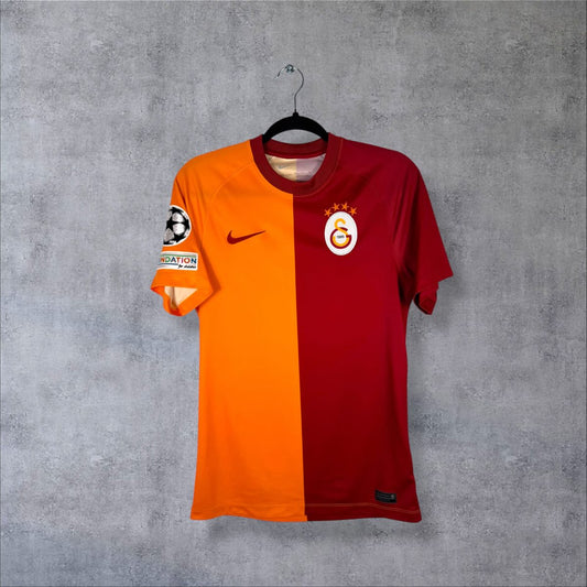 Maillot Galatasaray domicile 2023-2024 Nike de face, partage orange et rouge