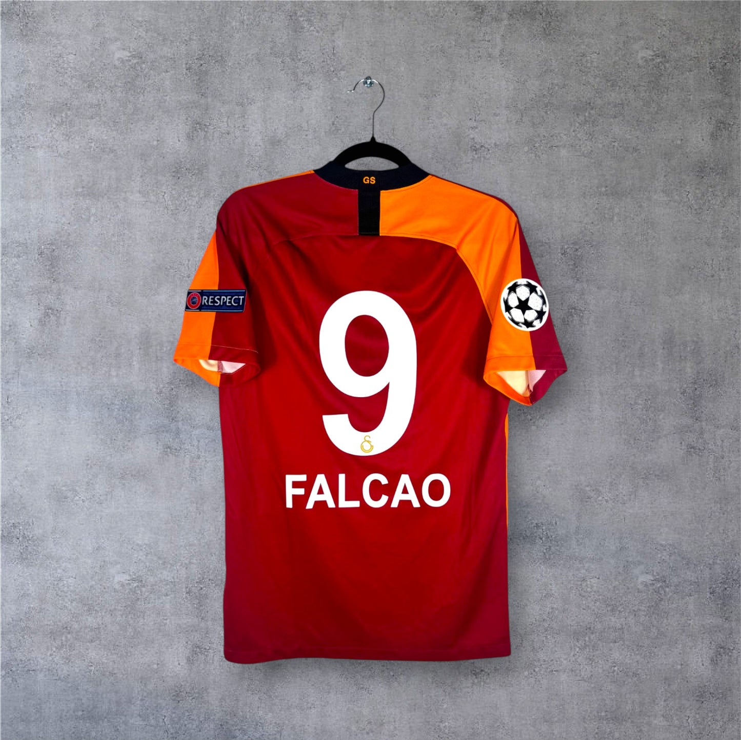Flocage officiel blanc FALCAO numéro 9 et patchs Ligue des Champions sur maillot Galatasaray.