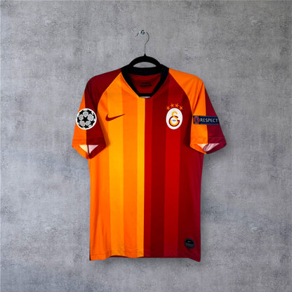 Vue de face du maillot Galatasaray 2019/20 mi-jaune mi-rouge classique.