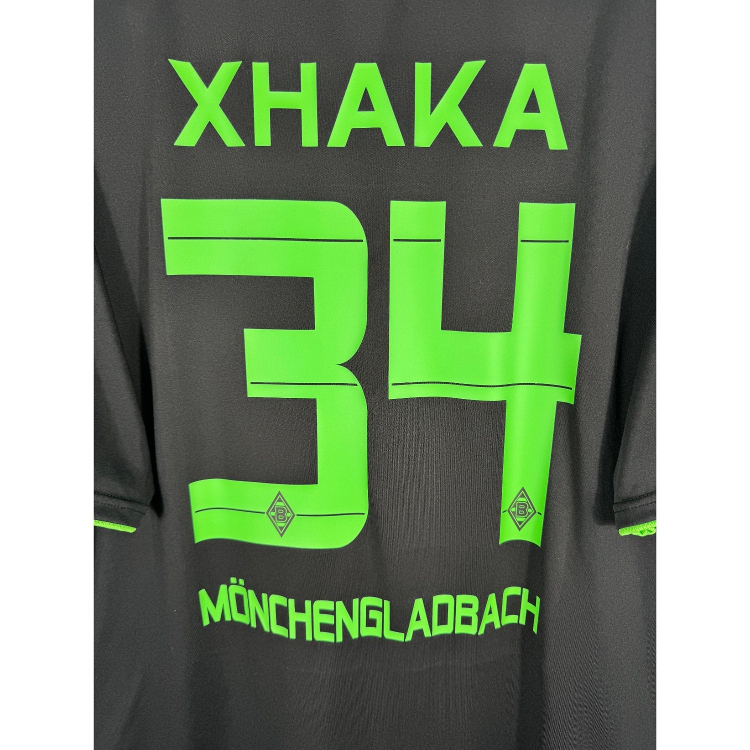 Détail de la typographie du flocage sur le numéro 34 de Granit Xhaka