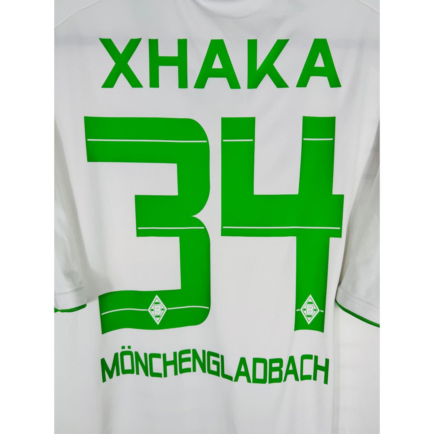 Détail de la typographie du flocage sur le numéro 34 de Granit Xhaka