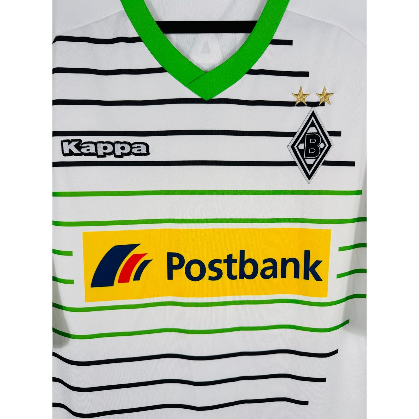 Détail de l'écusson de Gladbach et du logo Kappa