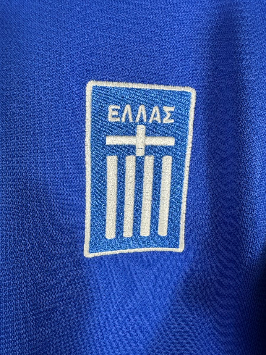 Écusson brodé ΕΛΛΑΣ de la fédération hellénique sur le maillot Grèce 2004 domicile