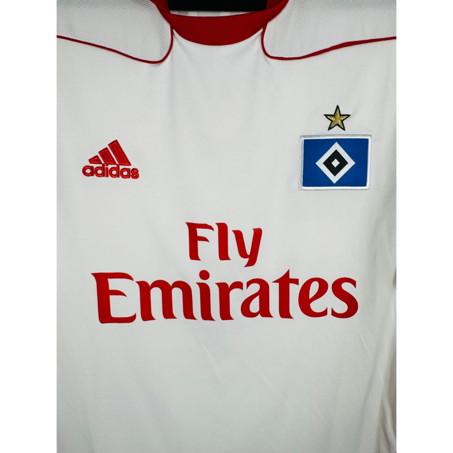 Détail de l'écusson du Hamburger SV et du logo Adidas