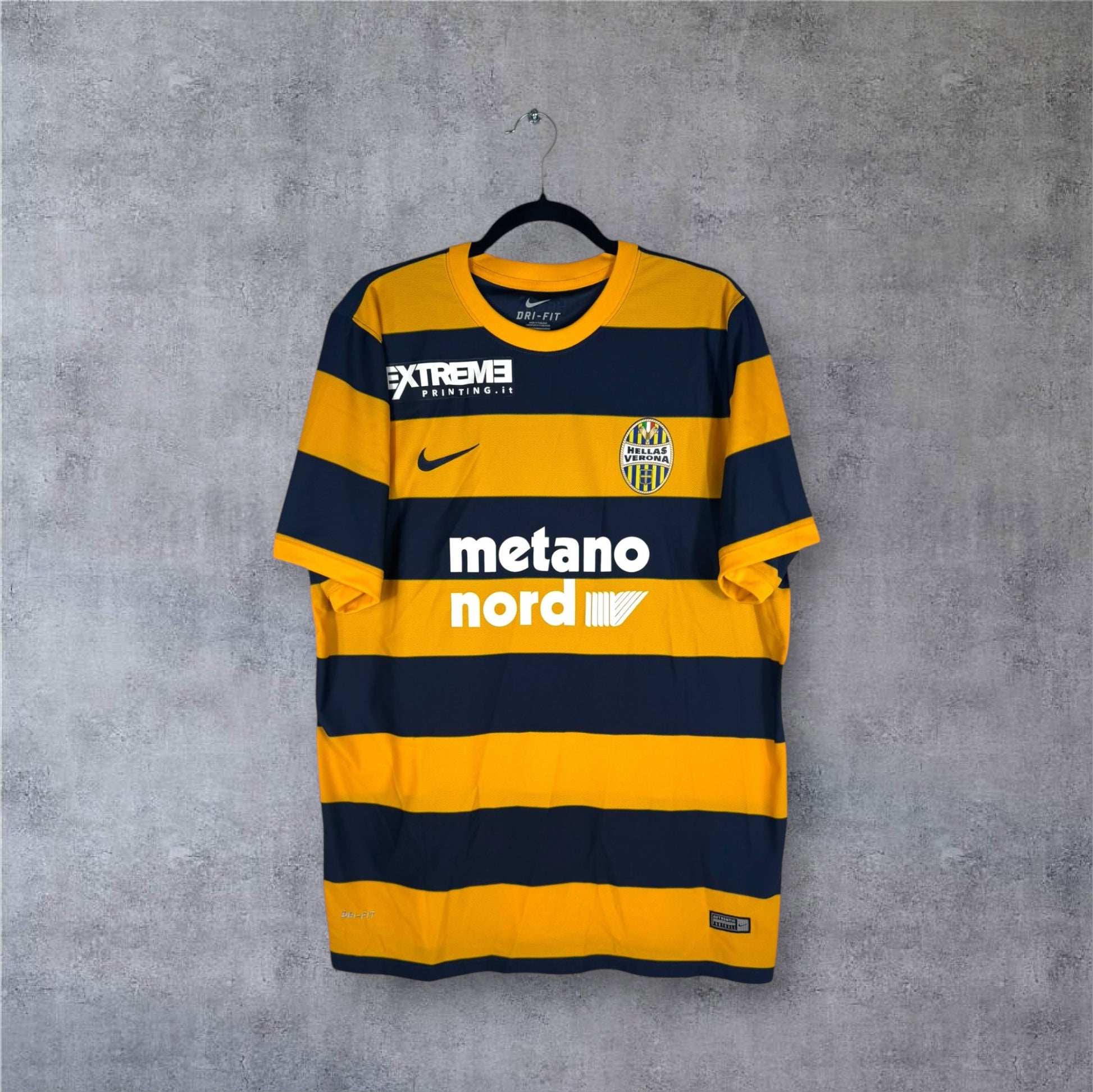 Vue de face du maillot Hellas Verona rayé jaune et bleu avec sponsor Metano Nord.