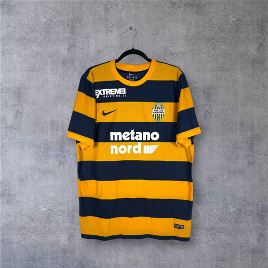 Vue de face du maillot Hellas Verona rayé jaune et bleu avec sponsor Metano Nord.
