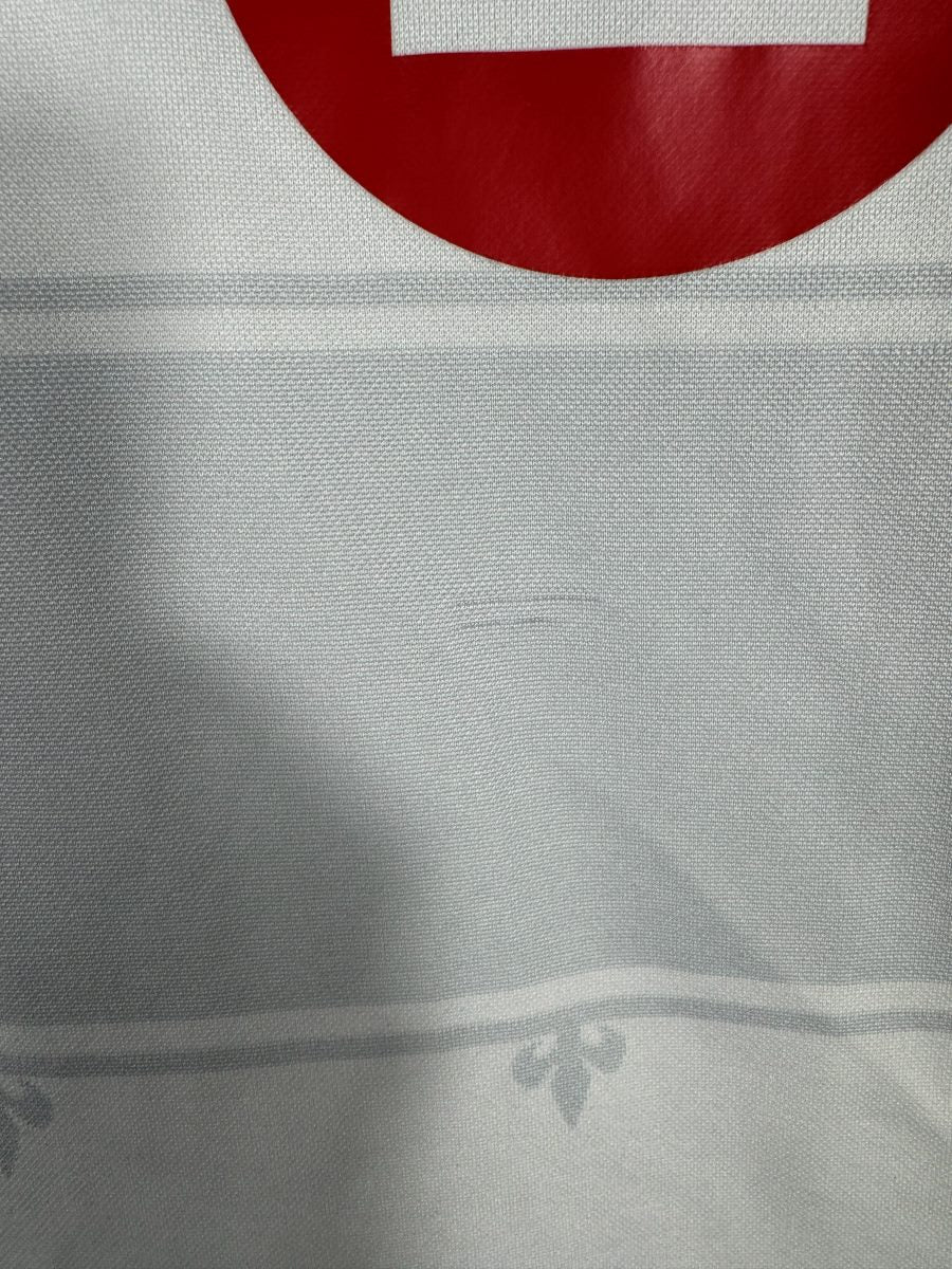 Détail du tissu et du motif fleur de lys en filigrane du maillot Impact Montréal extérieur