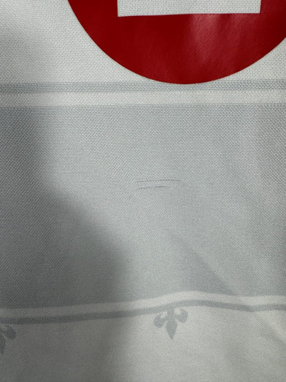 Détail du tissu et du motif fleur de lys en filigrane du maillot Impact Montréal extérieur
