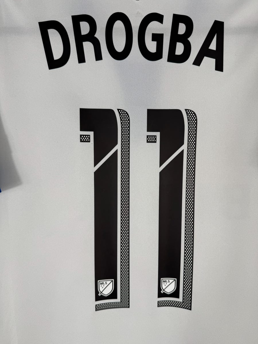 Gros plan du flocage Drogba N°11 avec les écussons MLS sur le maillot extérieur de l'Impact Montréal