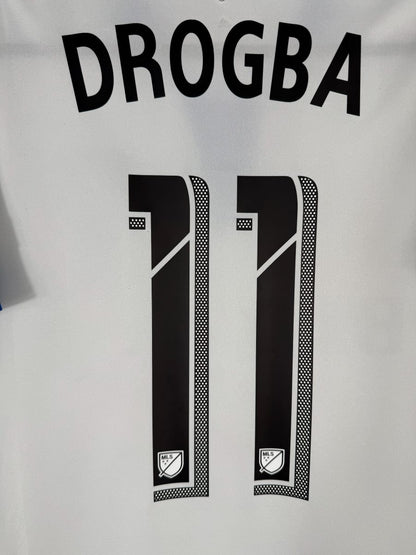 Gros plan du flocage Drogba N°11 avec les écussons MLS sur le maillot extérieur de l'Impact Montréal