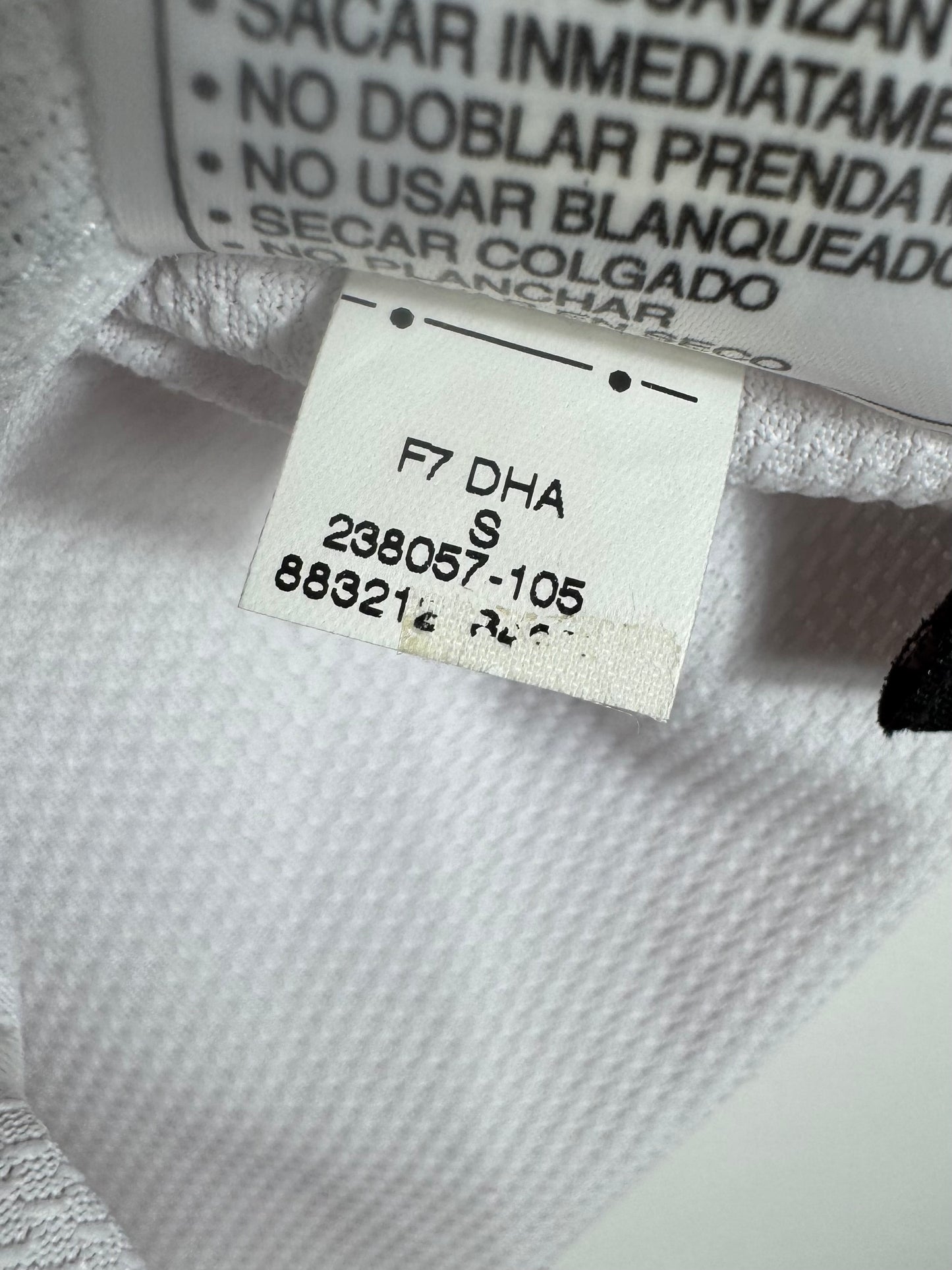 Étiquette d'authenticité avec code Nike 238057-105 prouvant l'originalité du maillot
