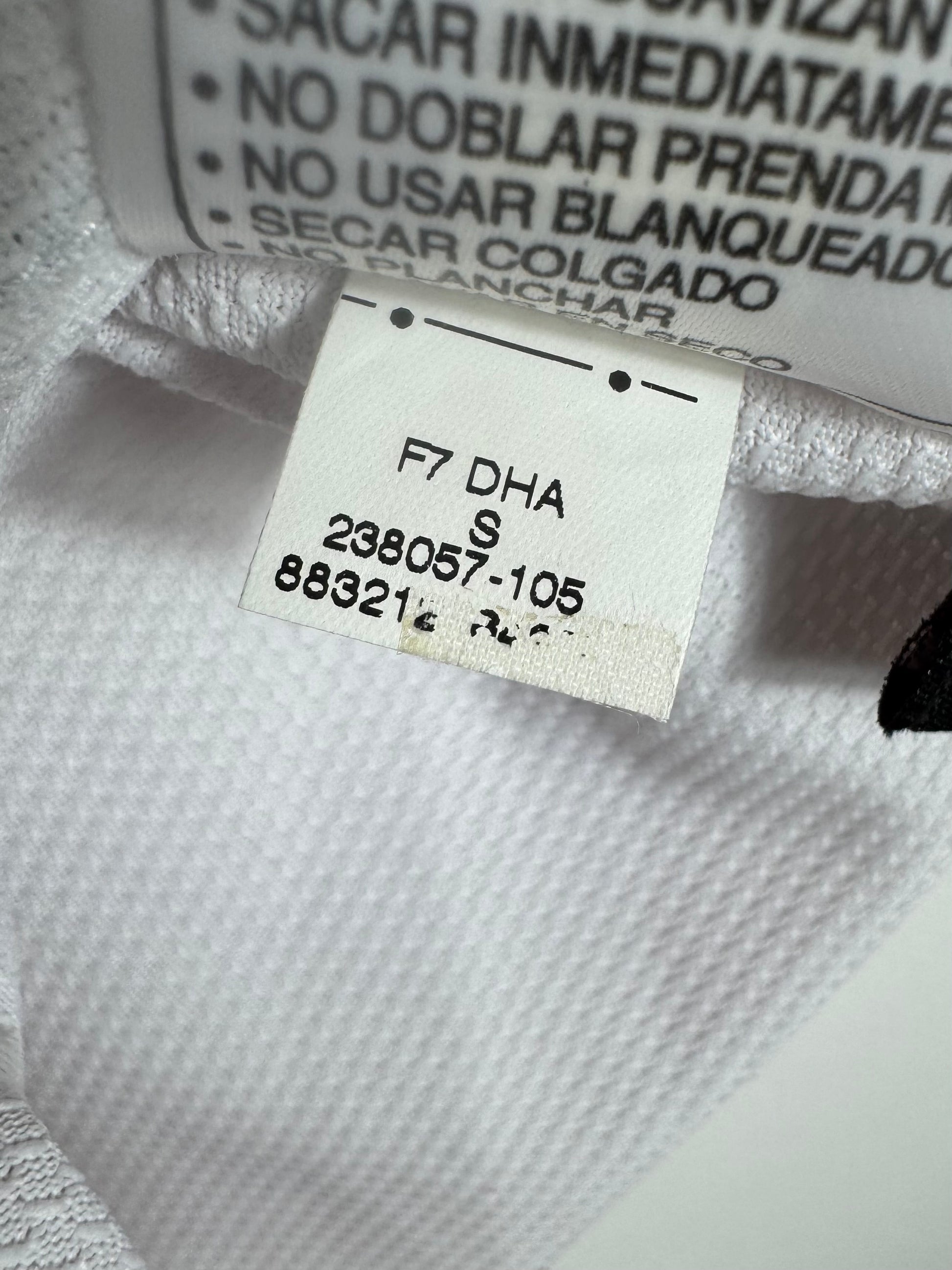 Étiquette d'authenticité avec code Nike 238057-105 prouvant l'originalité du maillot