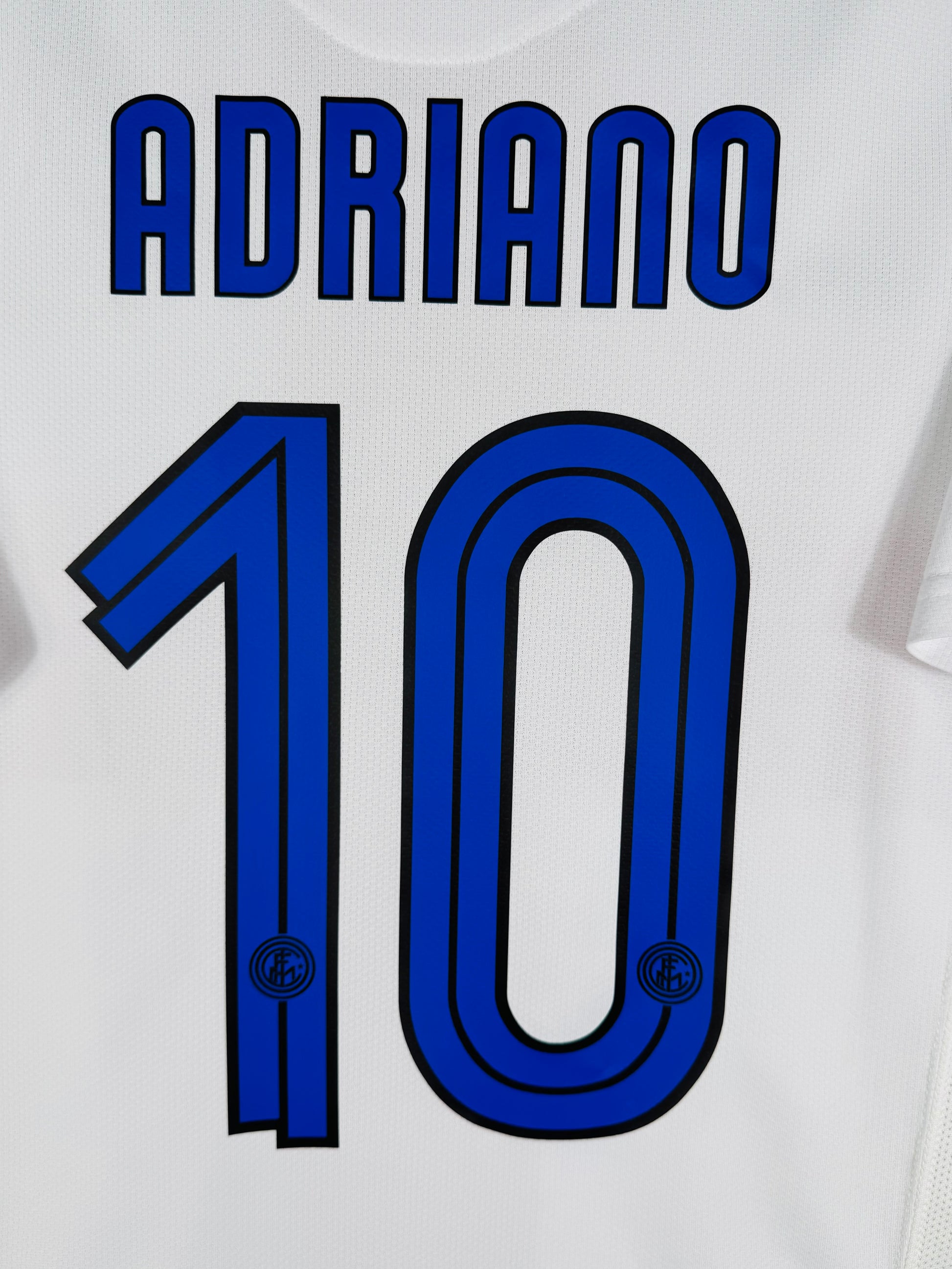 Détail de la typographie du flocage sur le numéro 10 de l'Empereur Adriano