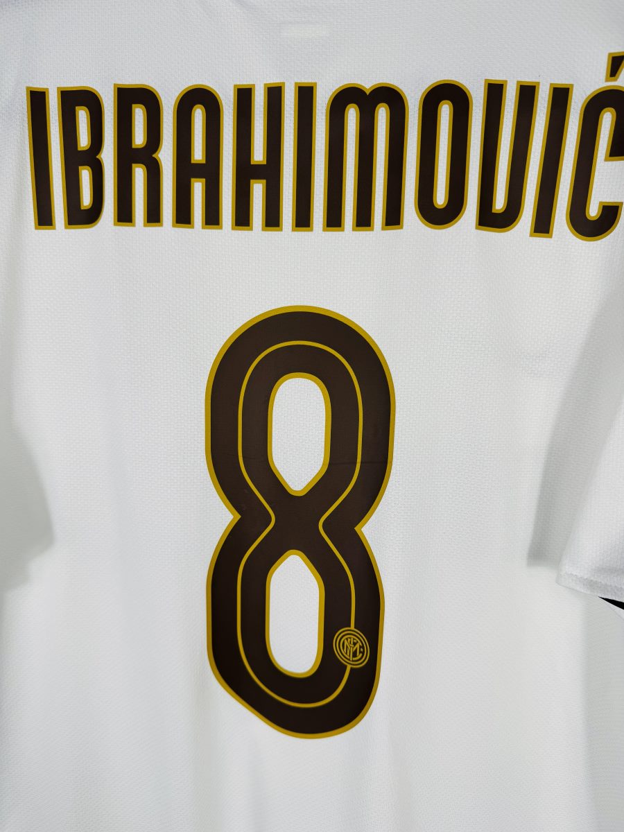 Détail du flocage Ibrahimović 8 chocolat liseré or, maillot extérieur Inter Milan 2008-2009