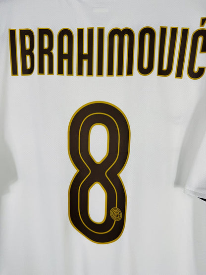 Détail du flocage Ibrahimović 8 chocolat liseré or, maillot extérieur Inter Milan 2008-2009
