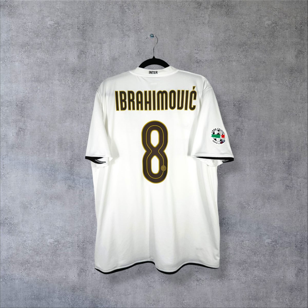 Dos du maillot extérieur Inter Milan 2008-2009 Nike blanc, flocage Ibrahimović 8 et patch Serie A