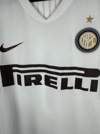 Écusson brodé de l'Inter, virgule Nike et sponsor Pirelli, maillot extérieur 2008-2009