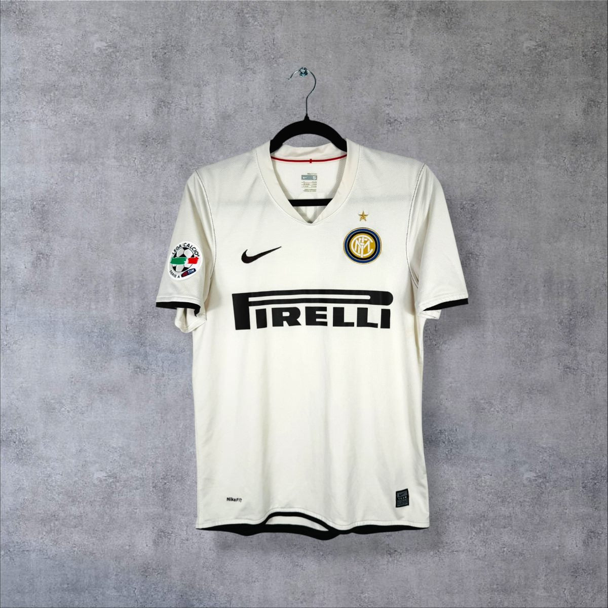 Maillot Inter Milan 2008-2009 extérieur blanc de face, Swoosh Nike et sponsor Pirelli
