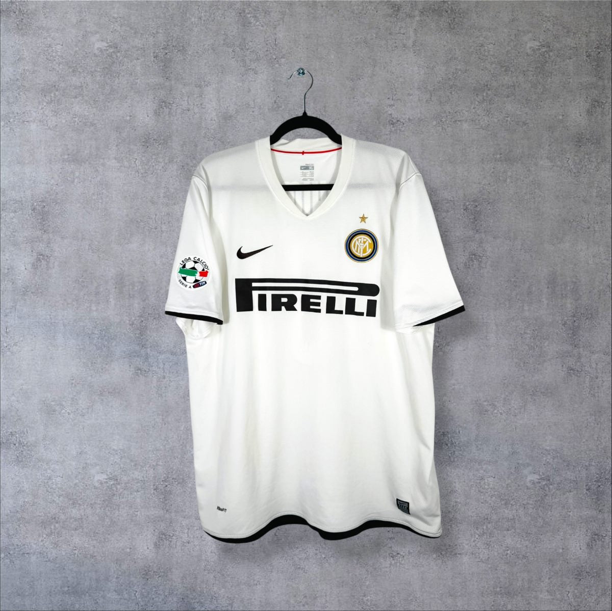 Maillot Inter Milan 2008-2009 extérieur de face, blanc et noir, sponsor Pirelli chocolat