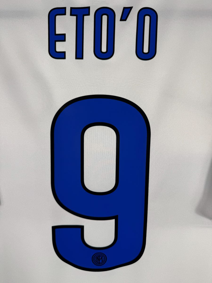 Détail du flocage Eto'o 9 bleu, maillot extérieur Inter Milan 2009-2010
