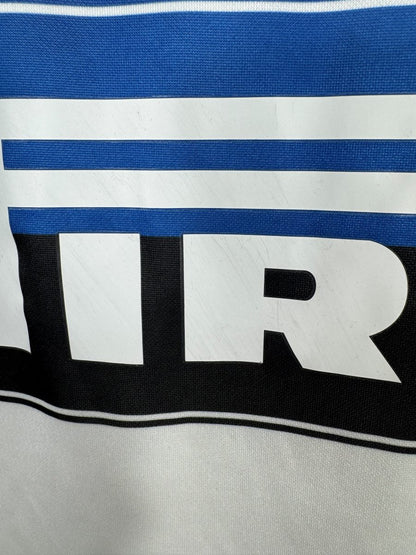 Détail du sponsor Pirelli et micro-rayures de surface, maillot extérieur Inter Milan 2009-2010